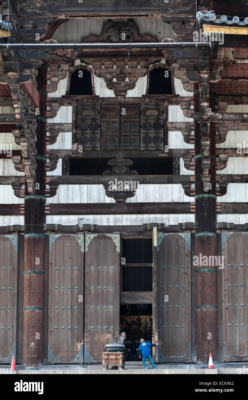 Der Hüter schließt die riesigen Holztüren der Großen Buddha-Halle (Daibutsuden) im Todai-JI-Tempel in Nara, Japan Stockfoto