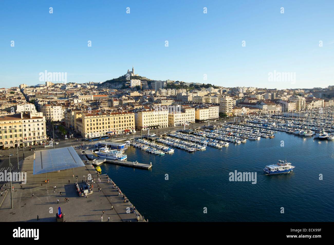 Frankreich, Bouches du Rhone, Marseille, Vieux Port Rive Neuve dock und dock Fraternité, Notre Dame De La Garde im Hintergrund Stockfoto