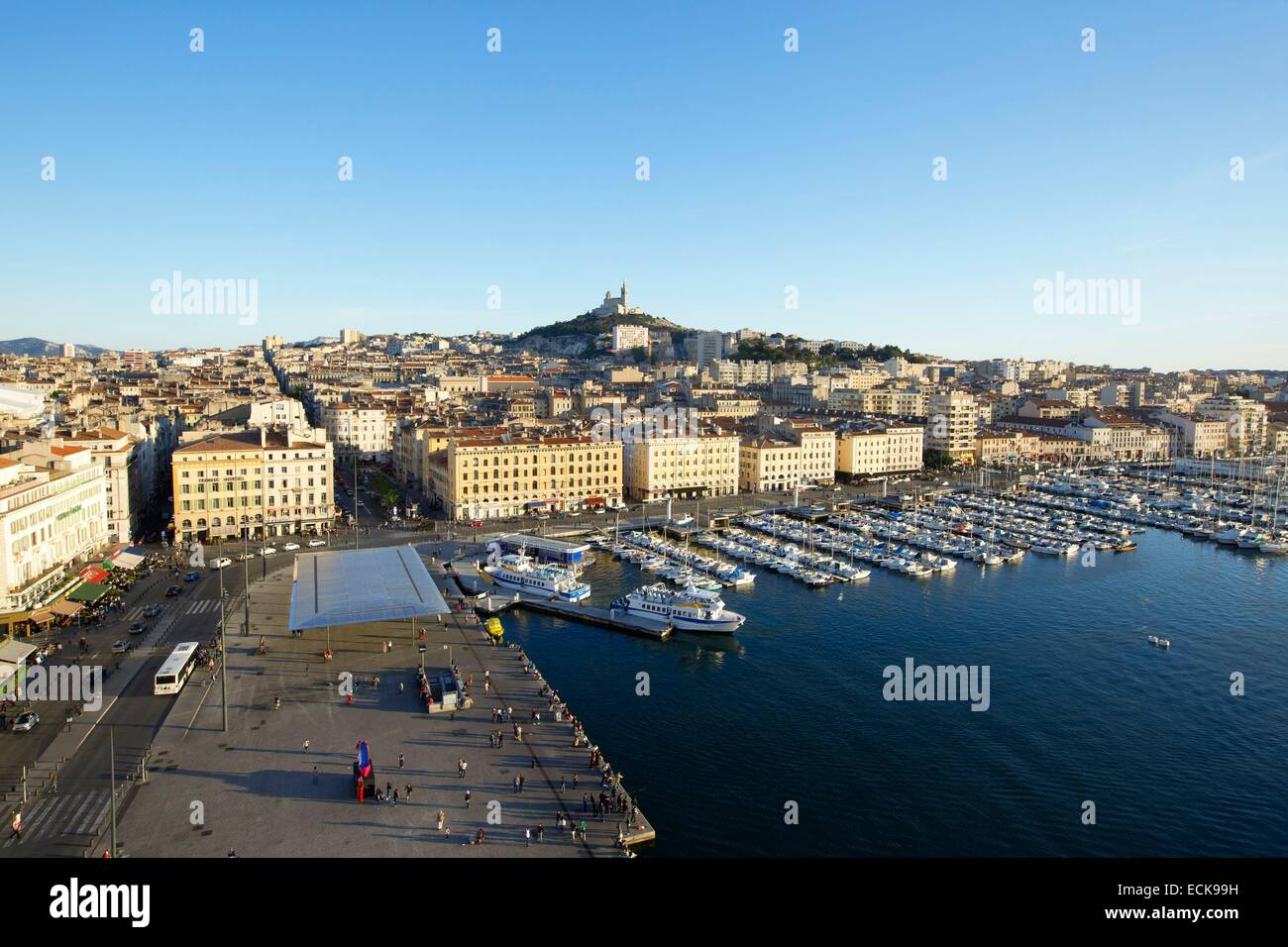 Bouches du Rhone, Marseille, Vieux Port, Frankreich, Fraternité andocken, Notre Dame De La Garde im Hintergrund Stockfoto