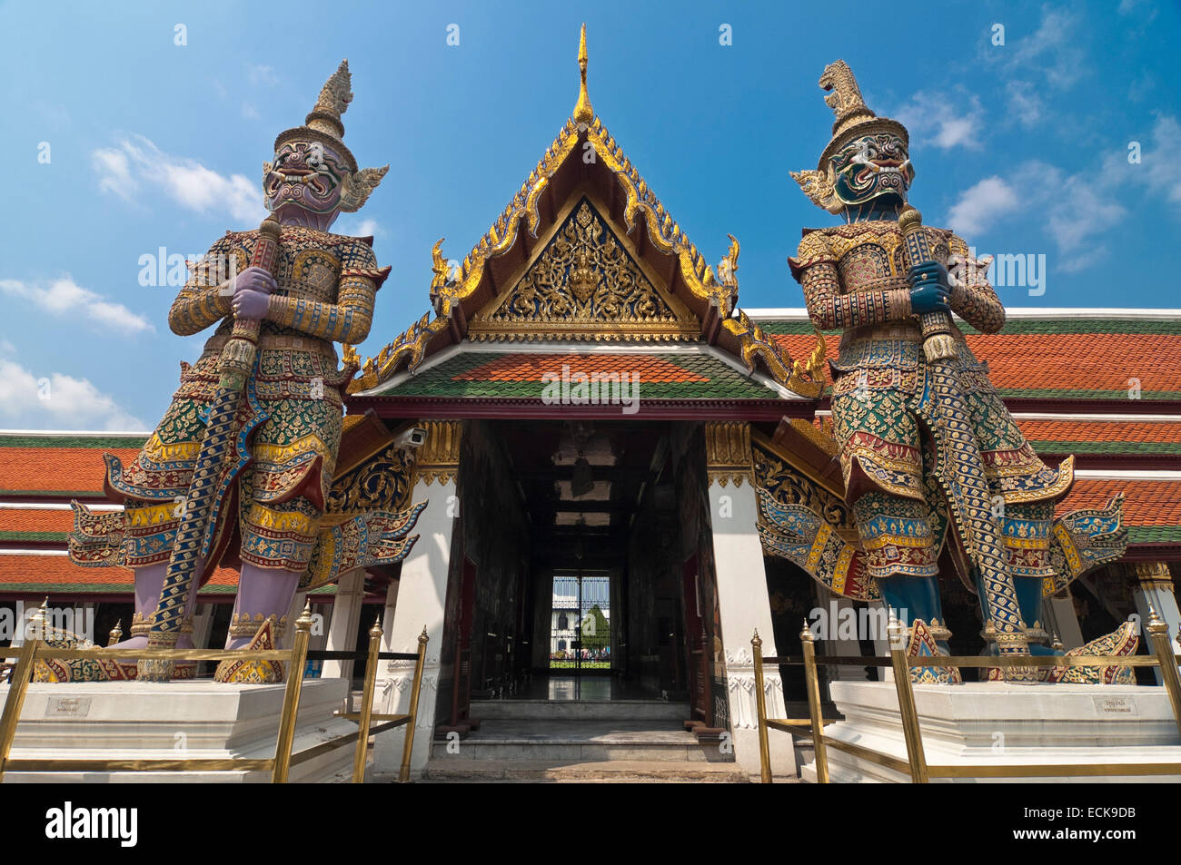 Horizontale Ansicht von erstaunlichen Yaksha Statuen am Eingang des im Grand Palace in Bangkok. Stockfoto