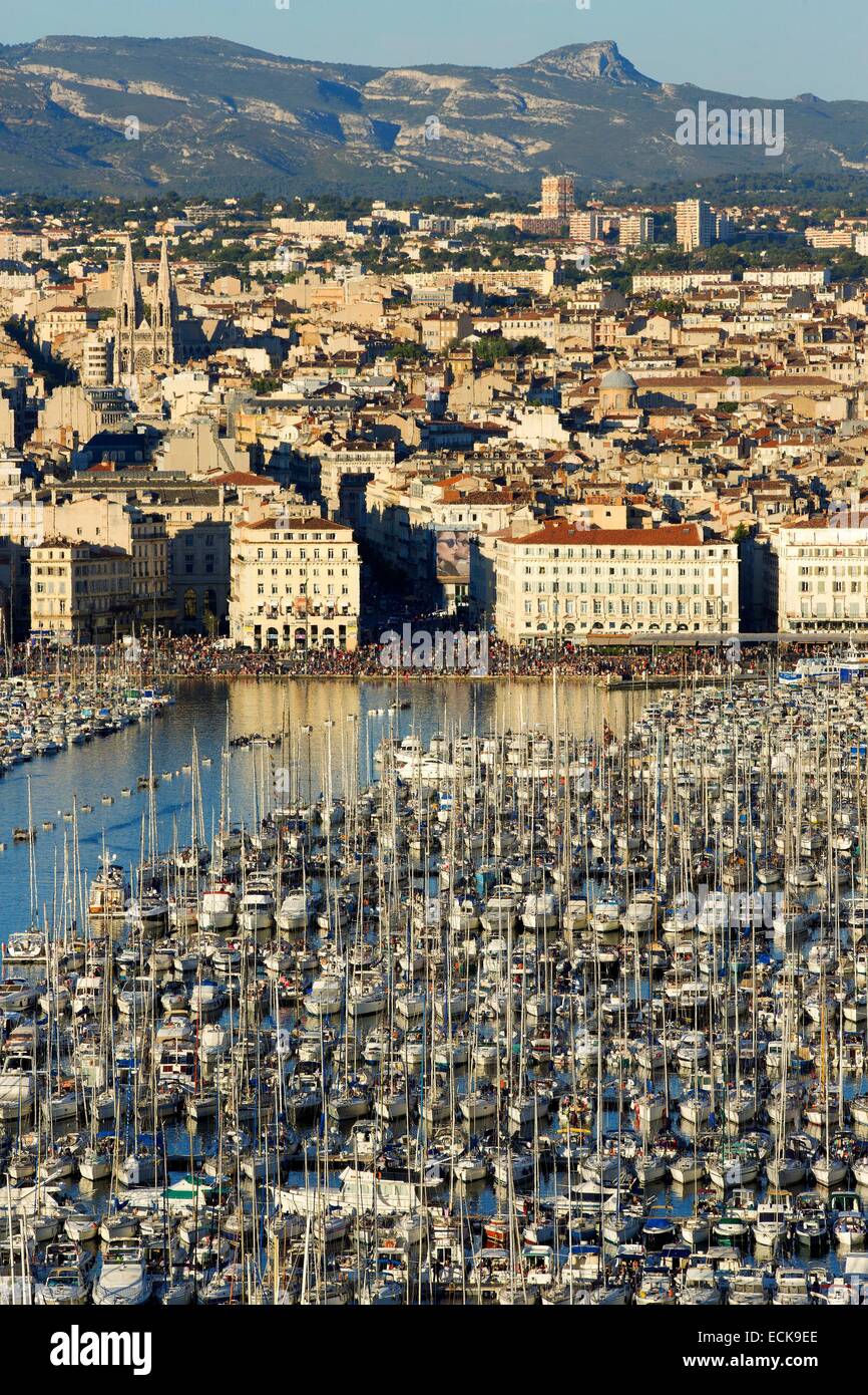 Bouches-du-Rhône, Frankreich, Marseille, Euro-mediterranen Bereich, Vieux Port, Menschenmenge auf der Anklagebank der Fraternité während der Nationalfeiertag, Massif du Garlaban im Hintergrund Stockfoto