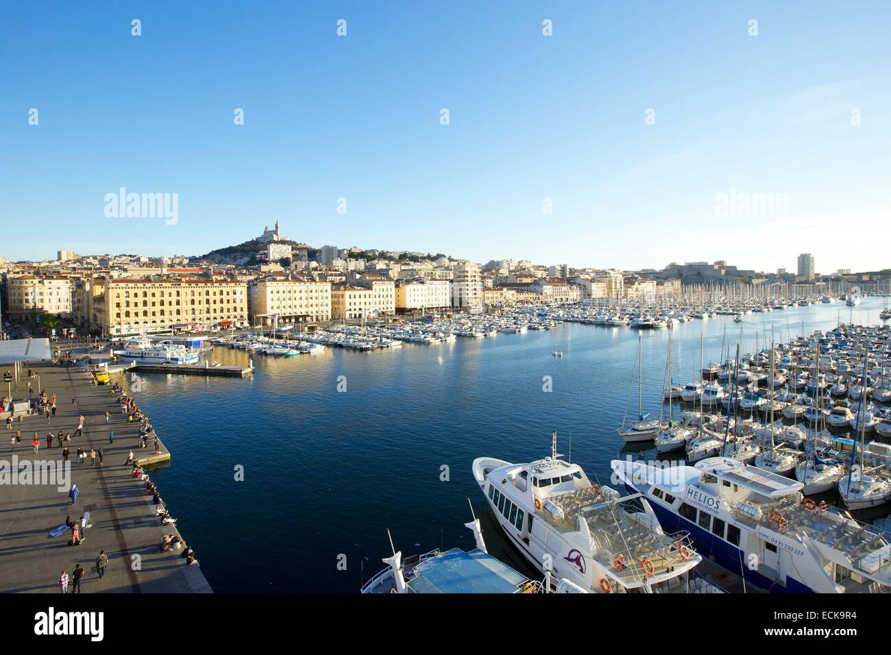 Frankreich, Bouches du Rhone, Marseille, Vieux Port, Rive Neuve und fraternité Docks, Notre Dame De La Garde im Hintergrund Stockfoto