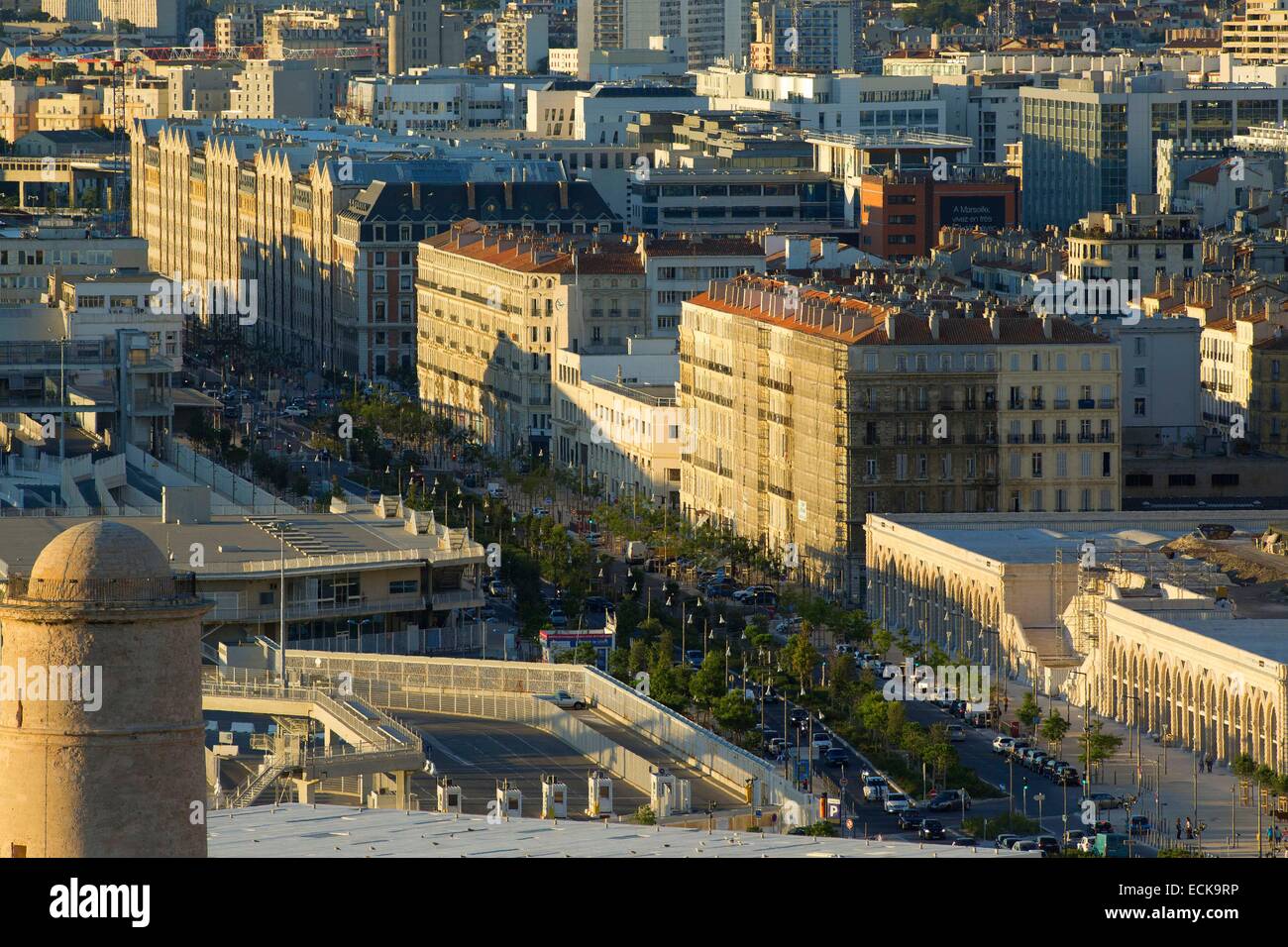 Bouches-du-Rhône, Frankreich, Marseille, Euro-mediterranen Bereich, Vieux Port, Menschenmenge auf der Anklagebank der Fraternité während der Nationalfeiertag Stockfoto