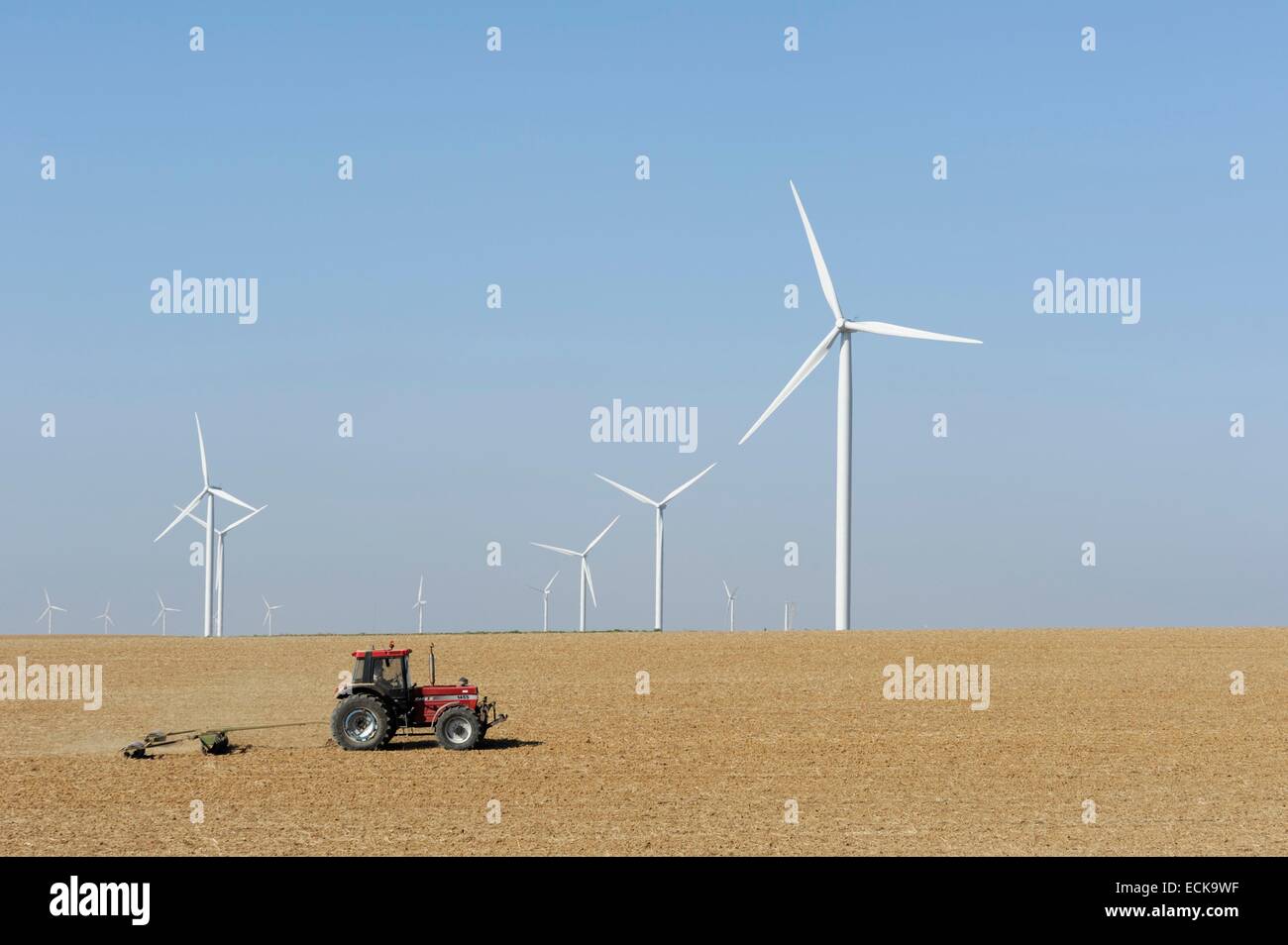 Frankreich, Ardennen, Fraillicourt, wind-Turbinen-Gebiet im Süden der Stadt, Tracor vor den Windkraftanlagen und kommen von links Stockfoto
