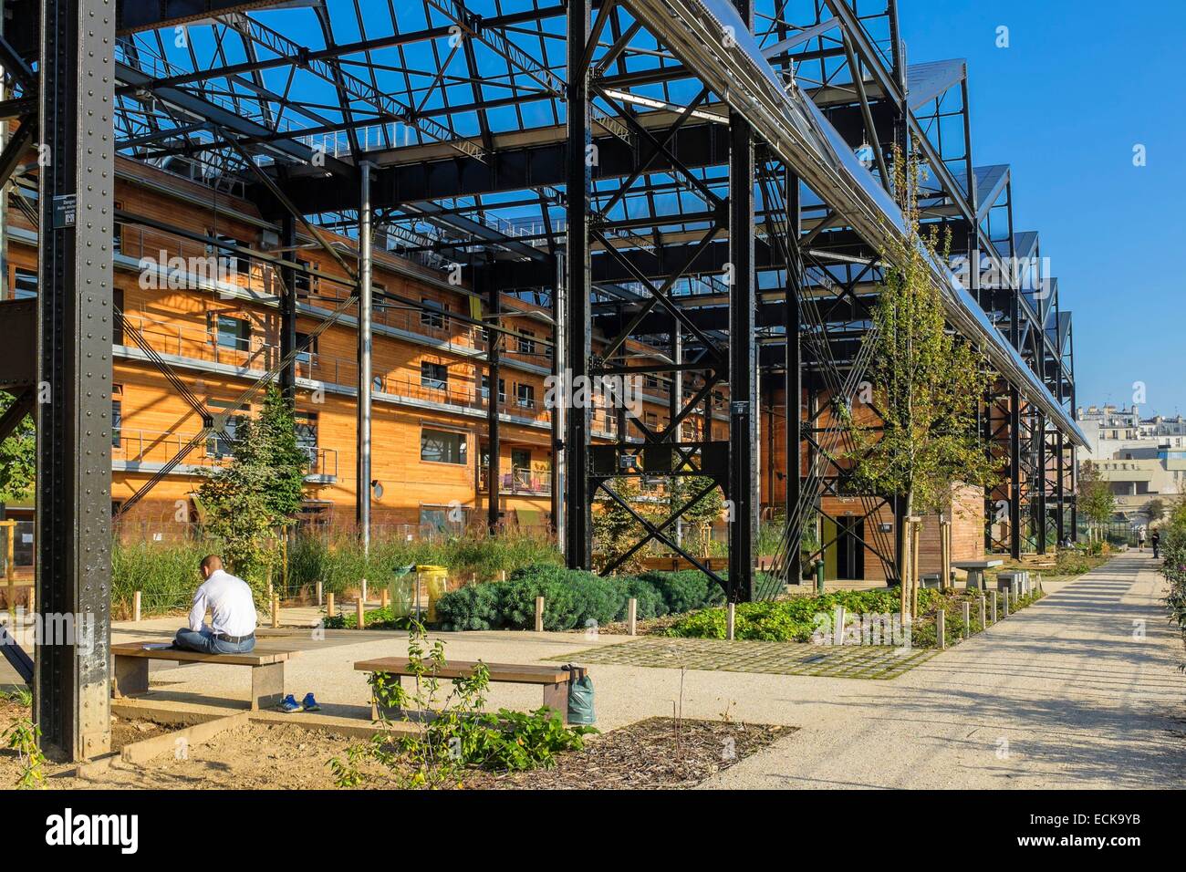 Frankreich, Paris, Halle Pajol, positive Energie, Gebäude, produziert seinen Strom mit 3500 m2 Photovoltaik-Module, Rosa Luxemburg-Gärten Stockfoto