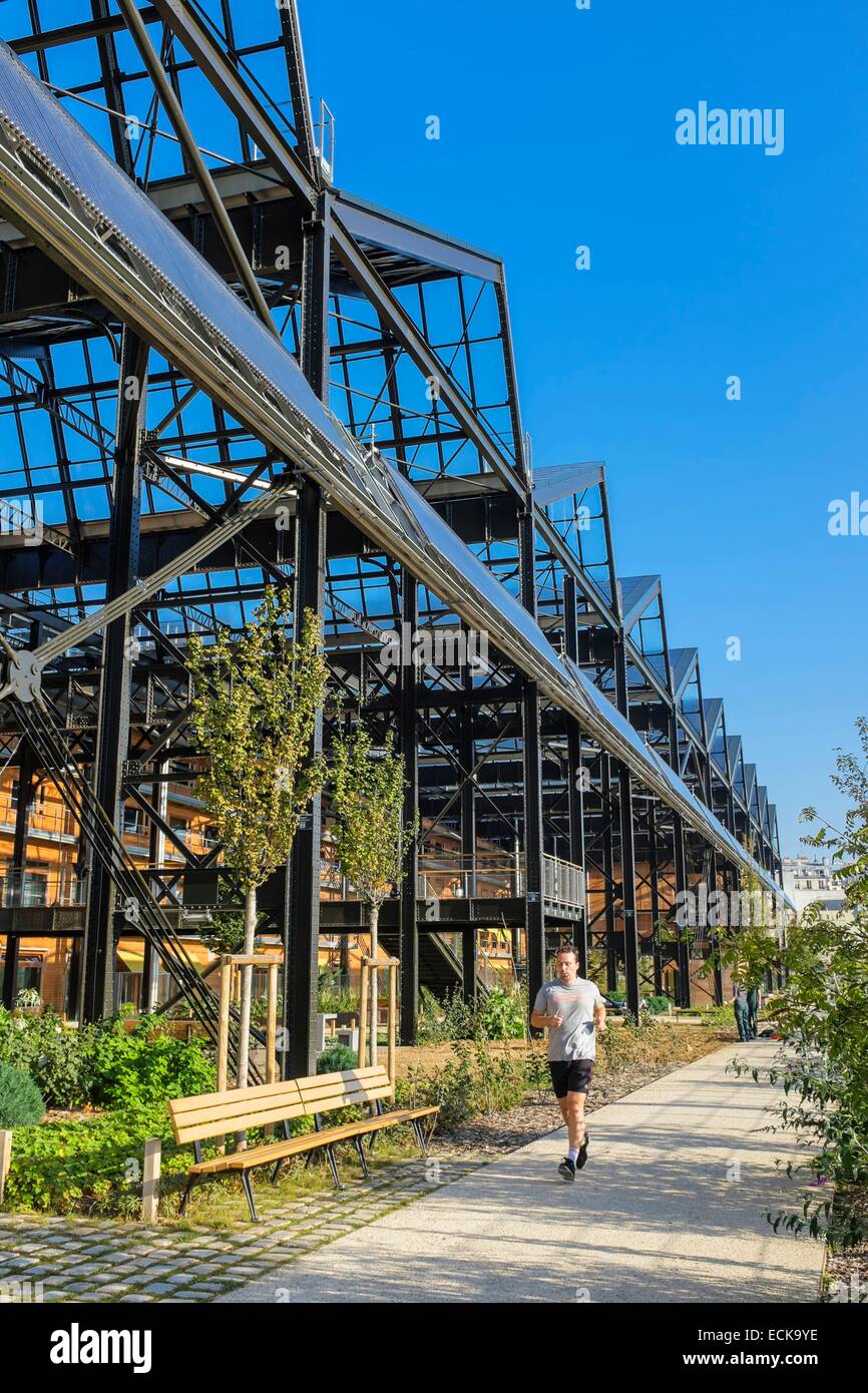 Frankreich, Paris, Halle Pajol, positive Energie, Gebäude, produziert seinen Strom mit 3500 m2 Photovoltaik-Module, Rosa Luxemburg-Gärten Stockfoto