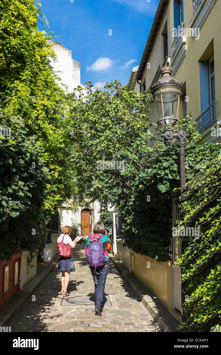 Frankreich, Paris, Maison Blanche district, Platz des Peupliers auf der Südseite der Butte-Aux-Cailles, gepflasterter Fußgängerweg gesäumt von Stadthäusern und kleine Wohnung Gebäude Stockfoto