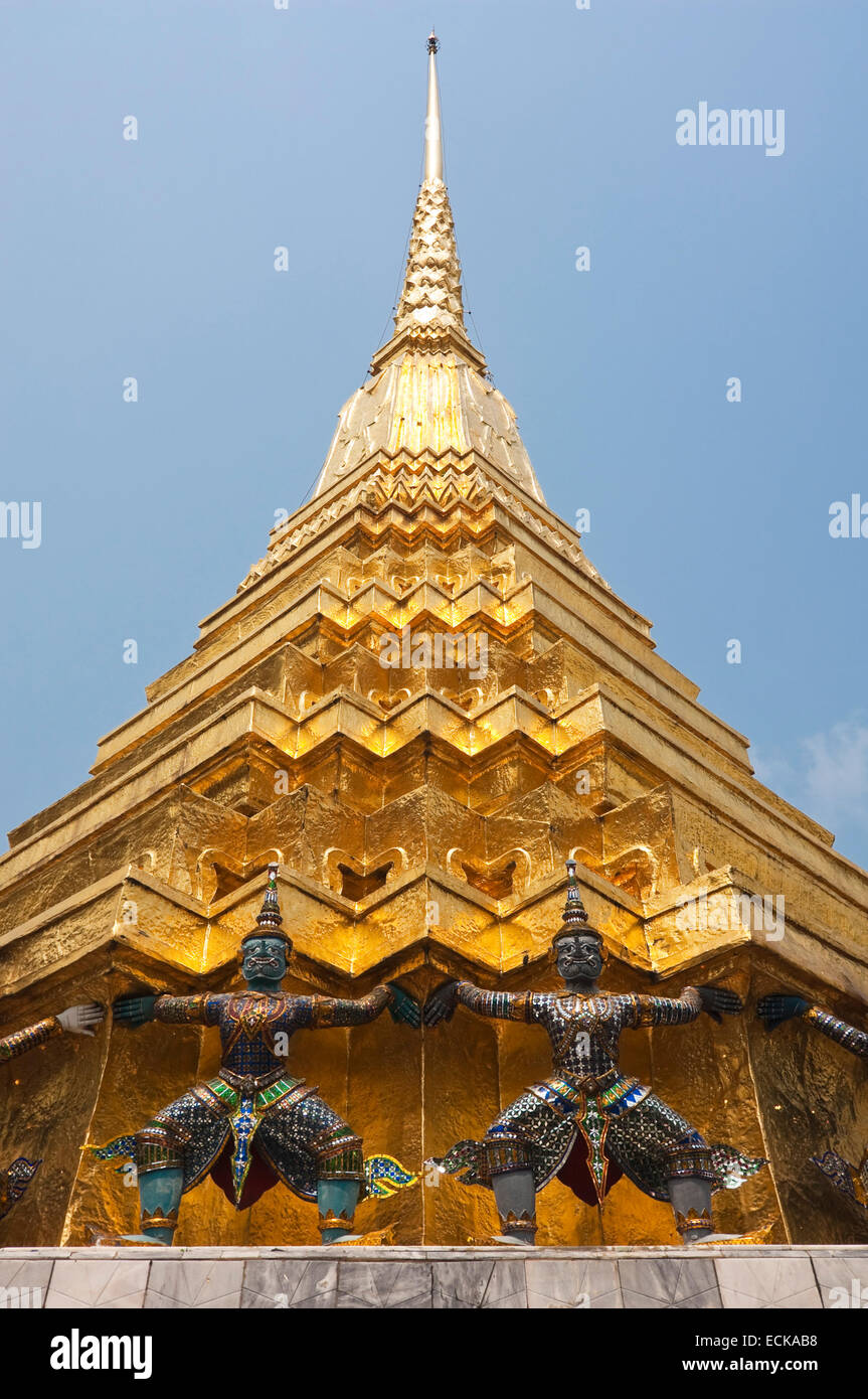 Vertikale Nahaufnahme von einer großen goldenen Chedi im Grand Palace in Bangkok. Stockfoto