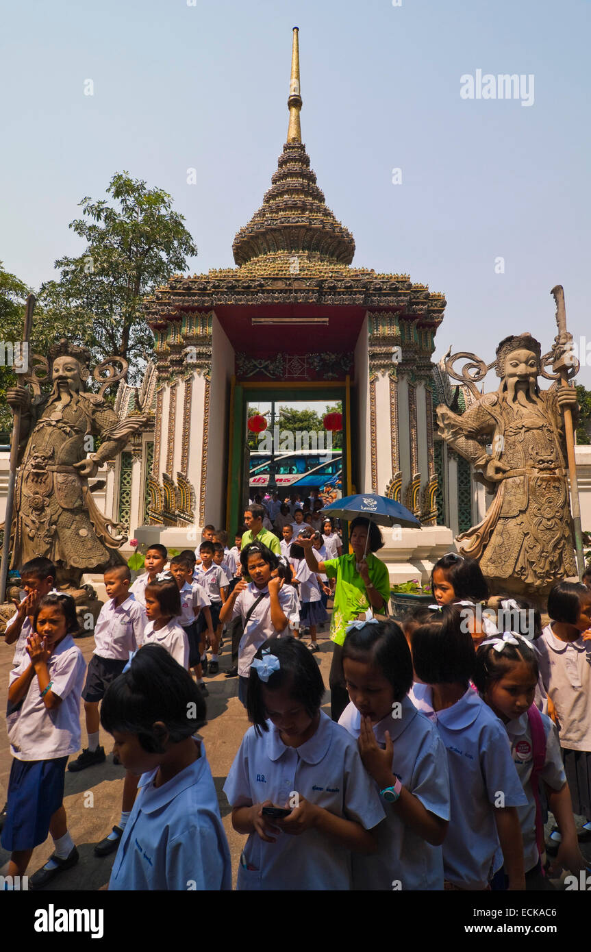 Vertikale Ansicht eines der ornamentalen Gateways im Wat Pho in Bangkok. Stockfoto