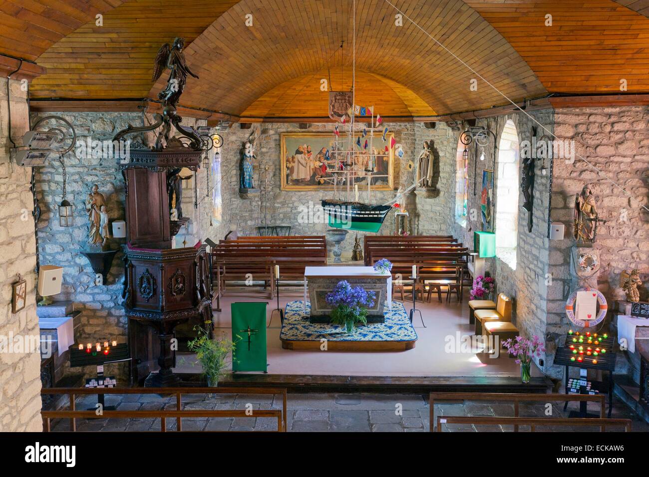 Frankreich, Morbihan, der Golf von Morbihan, Ponant-Inseln, der Insel Houat, das Dorf, im Inneren der Kirche Saint Gildas mit Ex voto Stockfoto