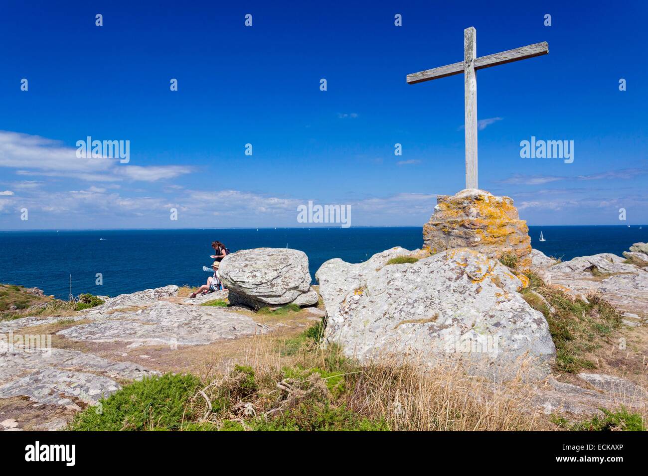 Frankreich, Morbihan, Ponant-Inseln, die Insel Houat, Wandern Sie entlang der Nordküste mit Blick auf den Golf von Morbihan, Ental Point, Holzkreuz und Wanderer Stockfoto