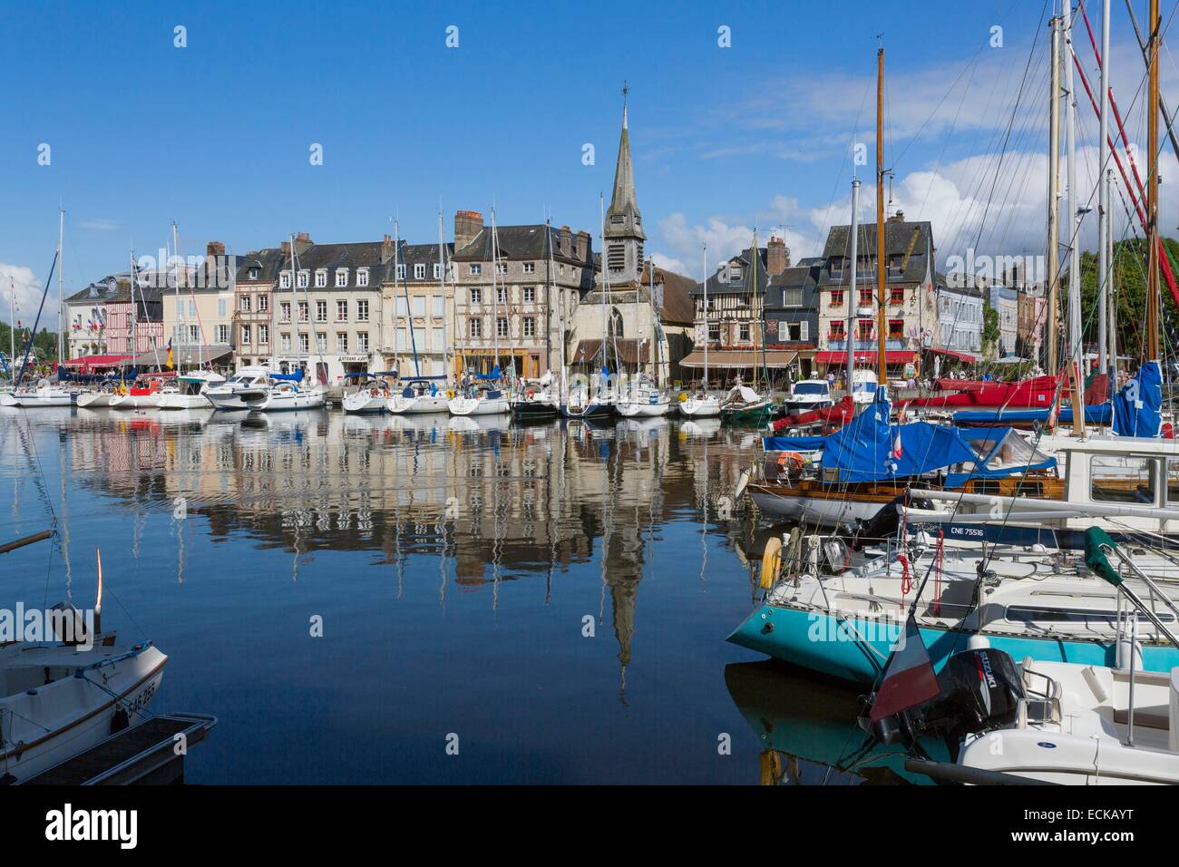 Frankreich, Calvados, Honfleur, den Hafen, die alten Häuser und die St. Etienne Church Stockfoto