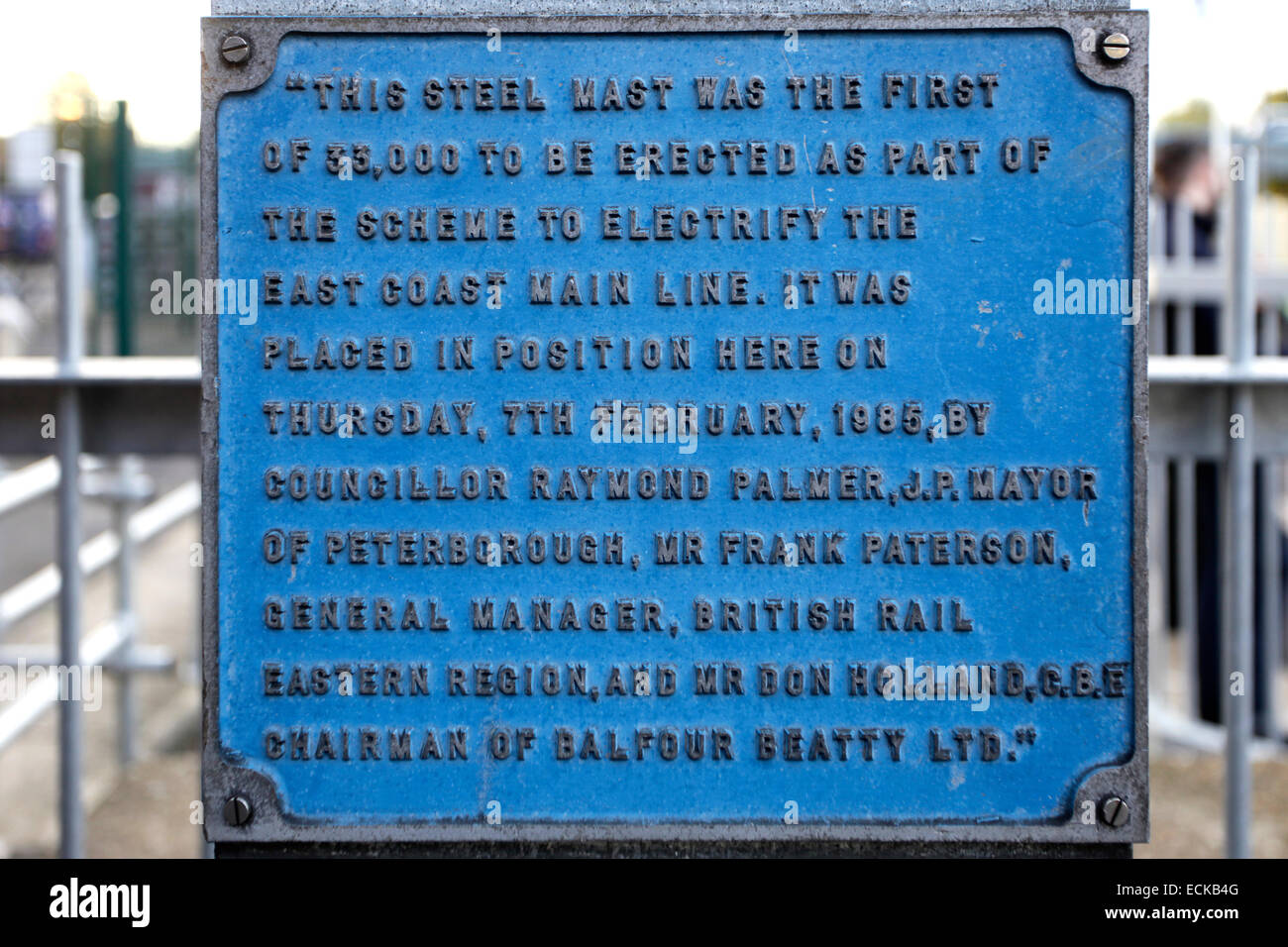 Tafel zum Gedenken an die erste von den 33.000 Stahlmasten errichtet werden, für die Elektrifizierung der East Coast Main Line Stockfoto