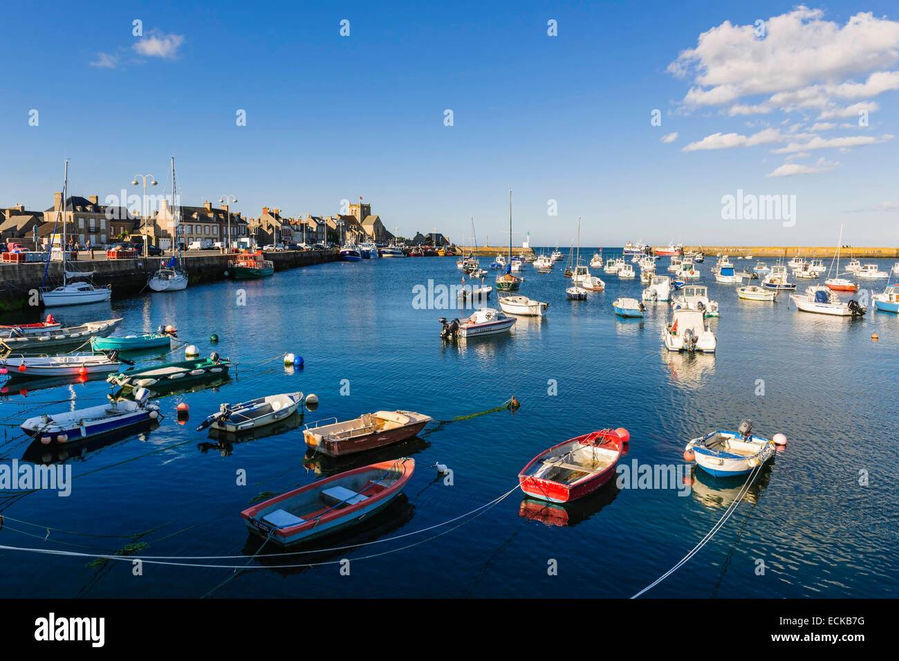 Manche, Cotentin, Frankreich, Barfleur, mit der Bezeichnung Les Plus Beaux Dörfer de France (The Most schöne Dörfer von Frankreich), der kleine Fischerhafen Stockfoto