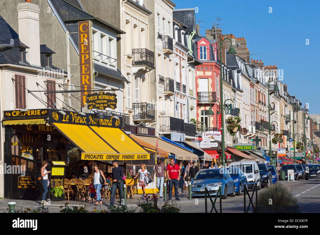 Frankreich, Calvados, Trouville Sur Mer, Hafen, Geschäfte und Restaurants am Boulevard Fernand Moureaux Stockfoto