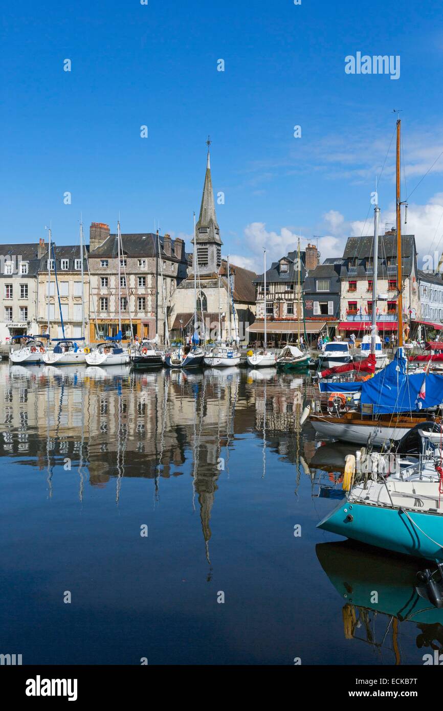 Frankreich, Calvados, Honfleur, den Hafen, die alten Häuser und die St. Etienne Church Stockfoto