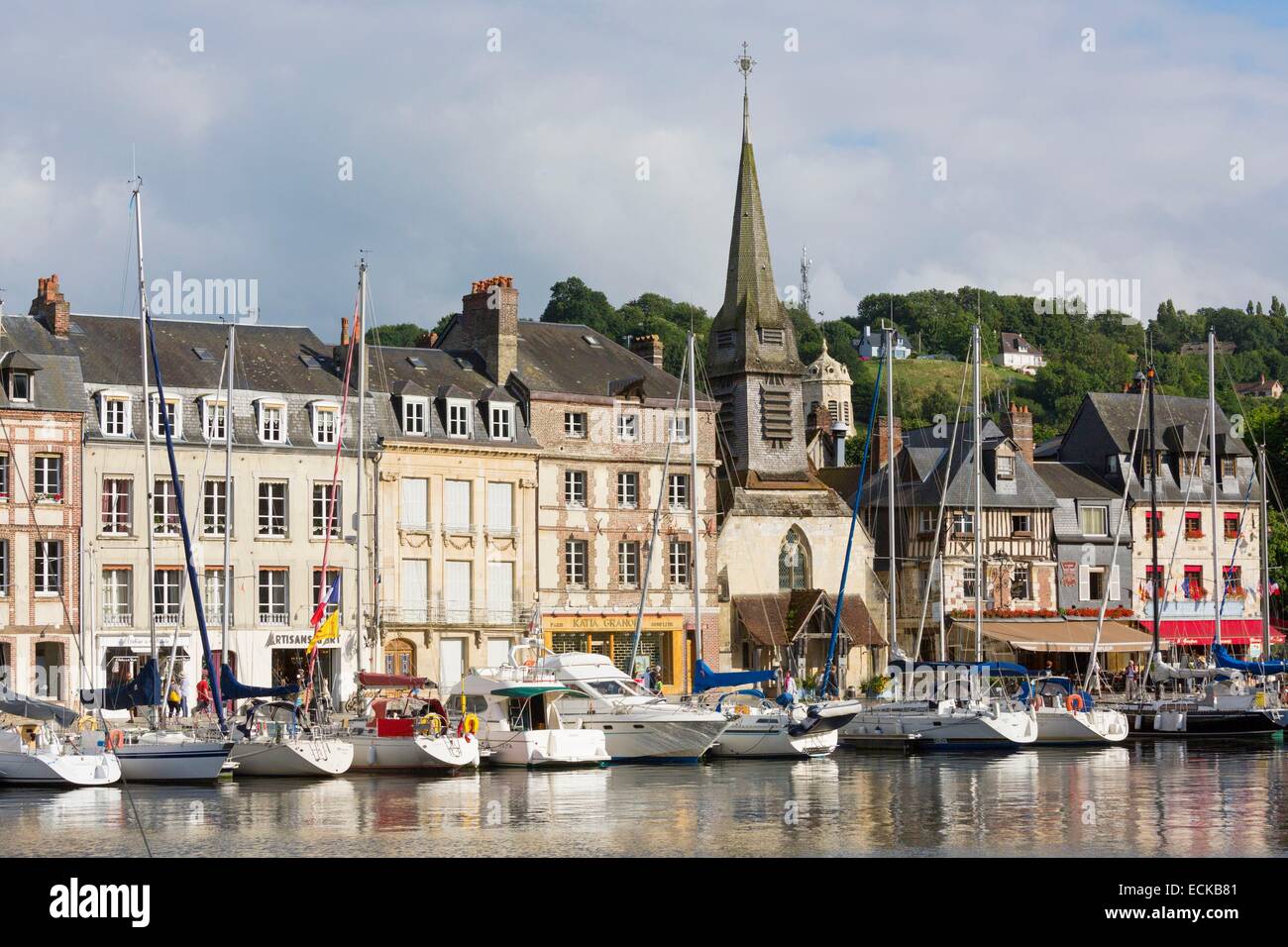 Frankreich, Calvados, Honfleur, den Hafen, die alten Häuser und die St. Etienne Church Stockfoto