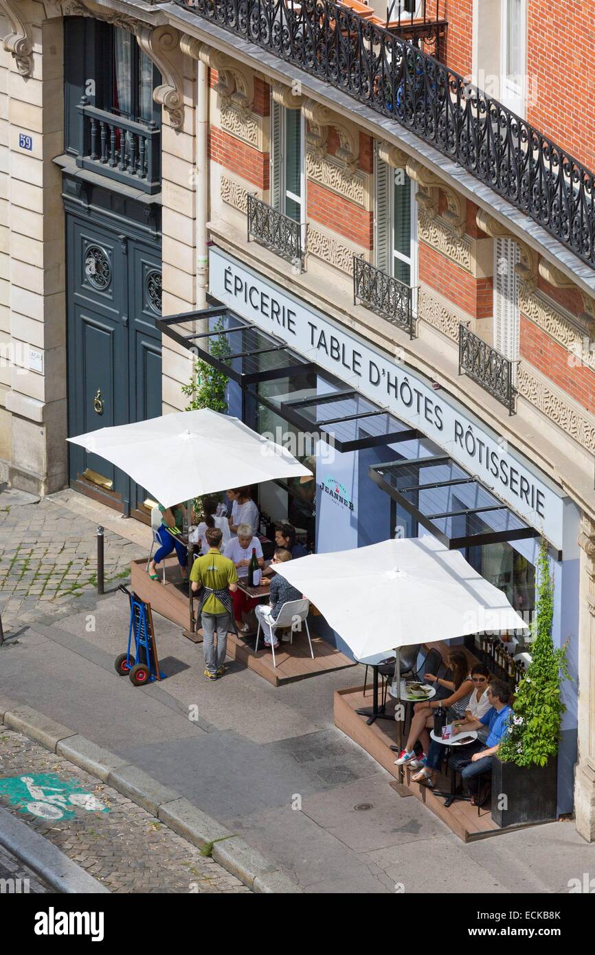 Frankreich, Paris, Blick auf die Stadt von den Höhen des Montmartre, rue Lepic, Jeanne B Restaurant und seine Terrasse auf dem Bürgersteig Stockfoto