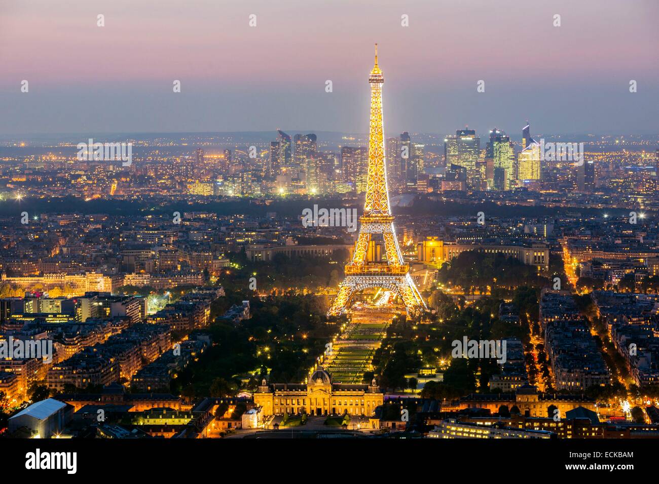 Frankreich Paris 75 Uberblick Uber Den Beleuchteten Eiffelturm Sete Illuminations Pierre Bideau Und La Defense Im Hintergrund Stockfotografie Alamy