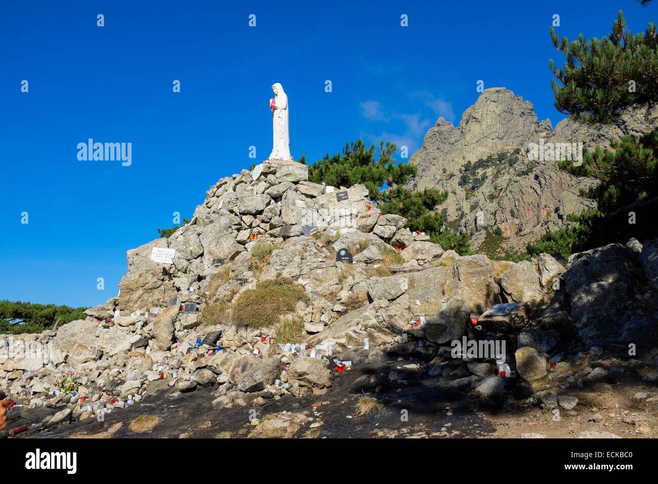 Frankreich, Corse du Sud, Wandern auf dem GR 20, zwischen ich Paliri Hütte und Asinao Zuflucht, Bavella-Pass oder Foci di Bavedda (Alt: 1218 m), Ex-Votos am Fuße der Statue Notre Dame des Neiges Stockfoto