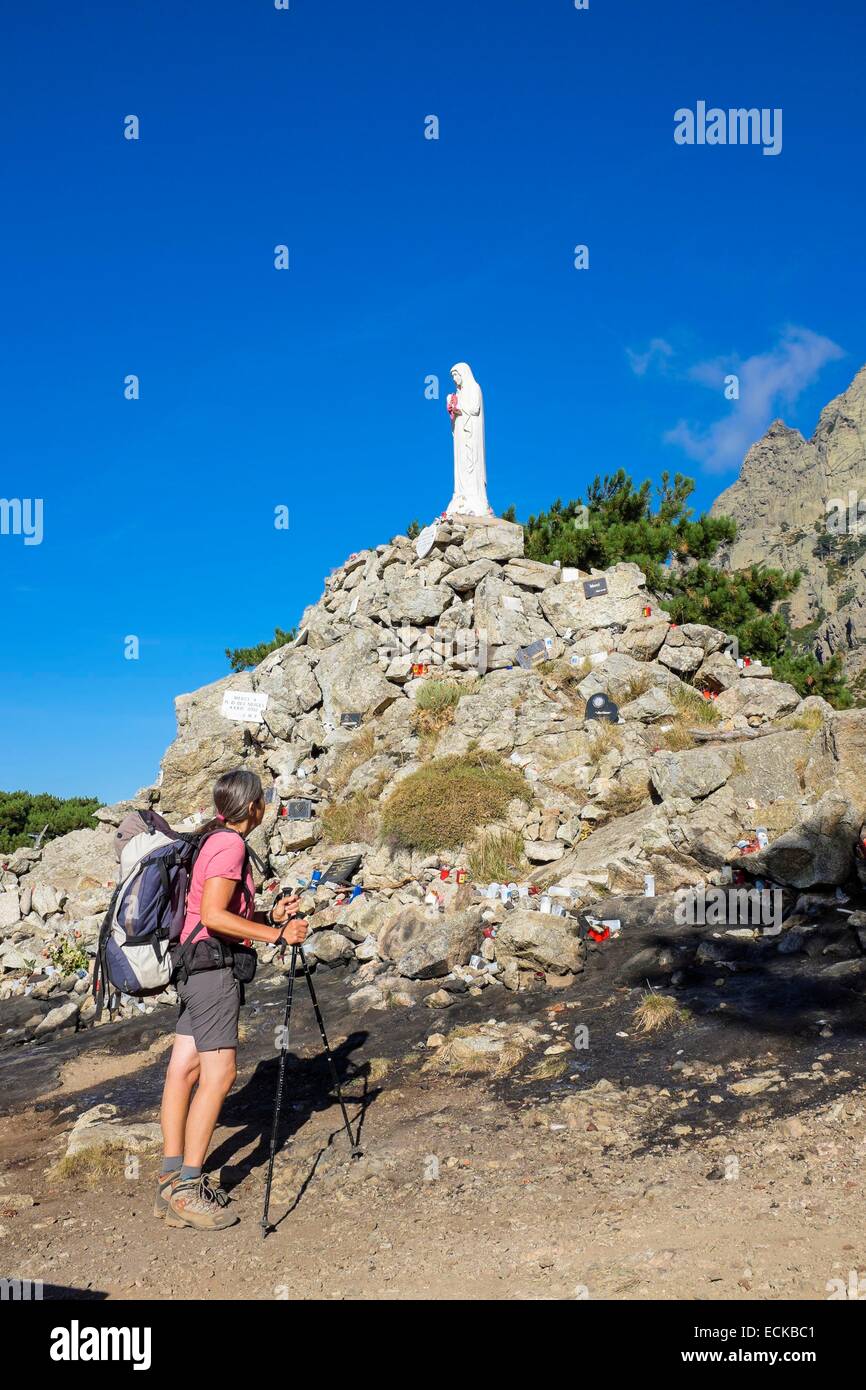 Frankreich, Corse du Sud, Wandern auf dem GR 20, zwischen ich Paliri Hütte und Asinao Zuflucht, Bavella-Pass oder Foci di Bavedda (Alt: 1218 m), Ex-Votos am Fuße der Statue Notre Dame des Neiges Stockfoto