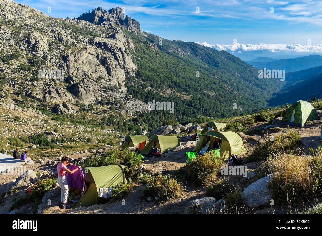 Frankreich, Corse du Sud, Wandern auf dem GR 20, zwischen ich Paliri Hütte und Asinao Zuflucht Campingplatz Asinao Zufluchtsort (Alt: 1530m), Aiguilles de Bavella im Hintergrund Stockfoto