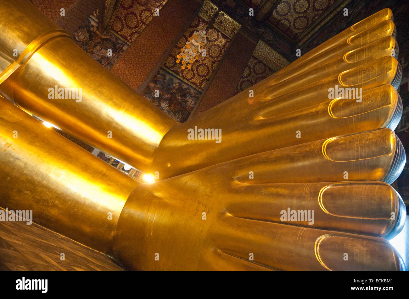 Horizontale Nahaufnahme von den riesigen Füßen am Phra Buddhasaiyas, der liegende Buddha im Wat Pho in Bangkok. Stockfoto