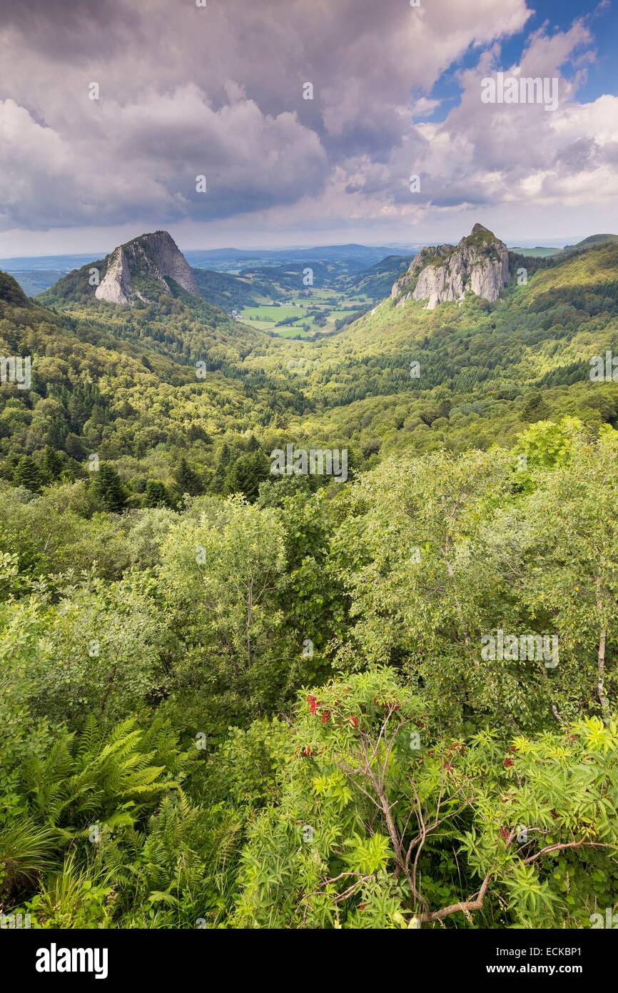 Frankreich, Puy de Dome, Parc Naturel Regional des Vulkane d ' Auvergne (regionaler Naturpark der Vulkane der Auvergne), Mont Dore, Pass Guery, Rock Tuiliere (nach links) und Rock Sanadoire, zwei Vorsprünge vulkanischen Stockfoto