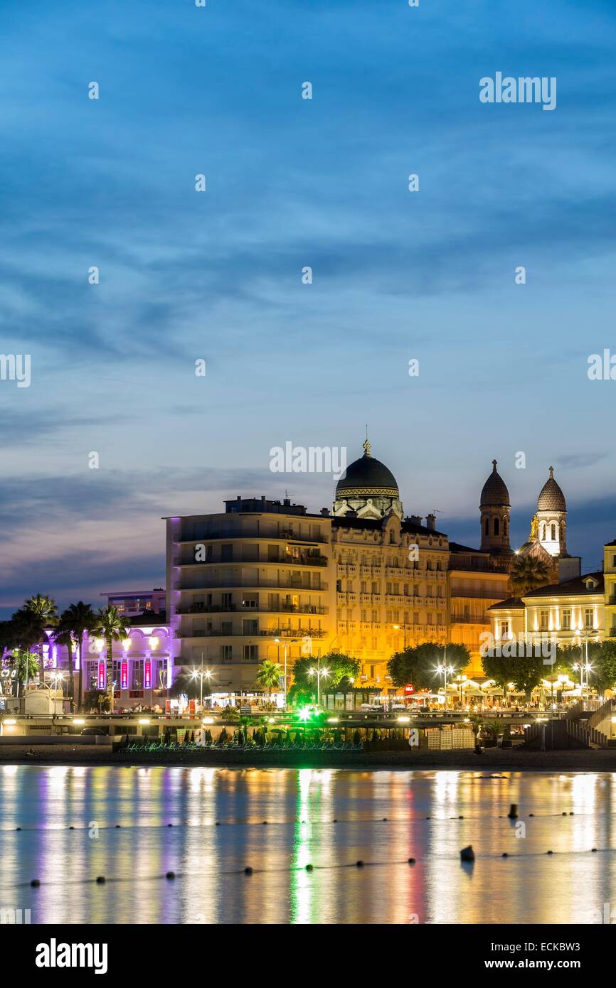 Frankreich, Var, Saint Raphael, Strand von Veillat, saisonale Nachtarbeiter auf der Promenade des Bains, im Hintergrund die Basilika Notre Dame De La Victoire Stockfoto