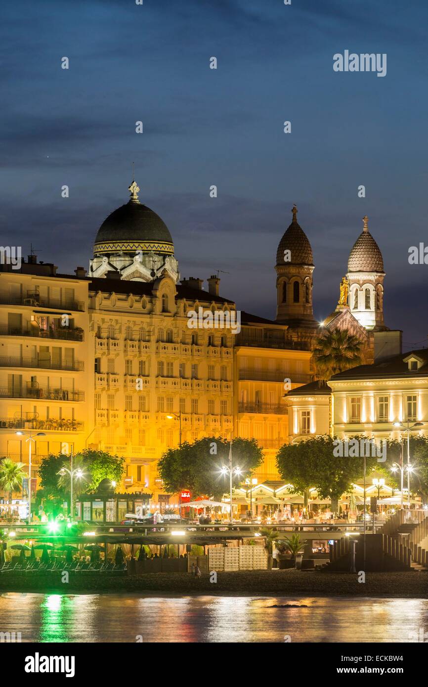 Frankreich, Var, Saint Raphael, Strand von Veillat, saisonale Nachtarbeiter auf der Promenade des Bains, im Hintergrund die Basilika Notre Dame De La Victoire Stockfoto