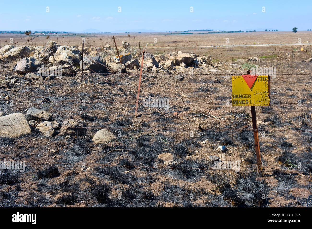 Ein Warnschild mit "Gefahr Minen" geschrieben steht auf einem Minenfeld auf den Golan-Höhen in Israel Stockfoto