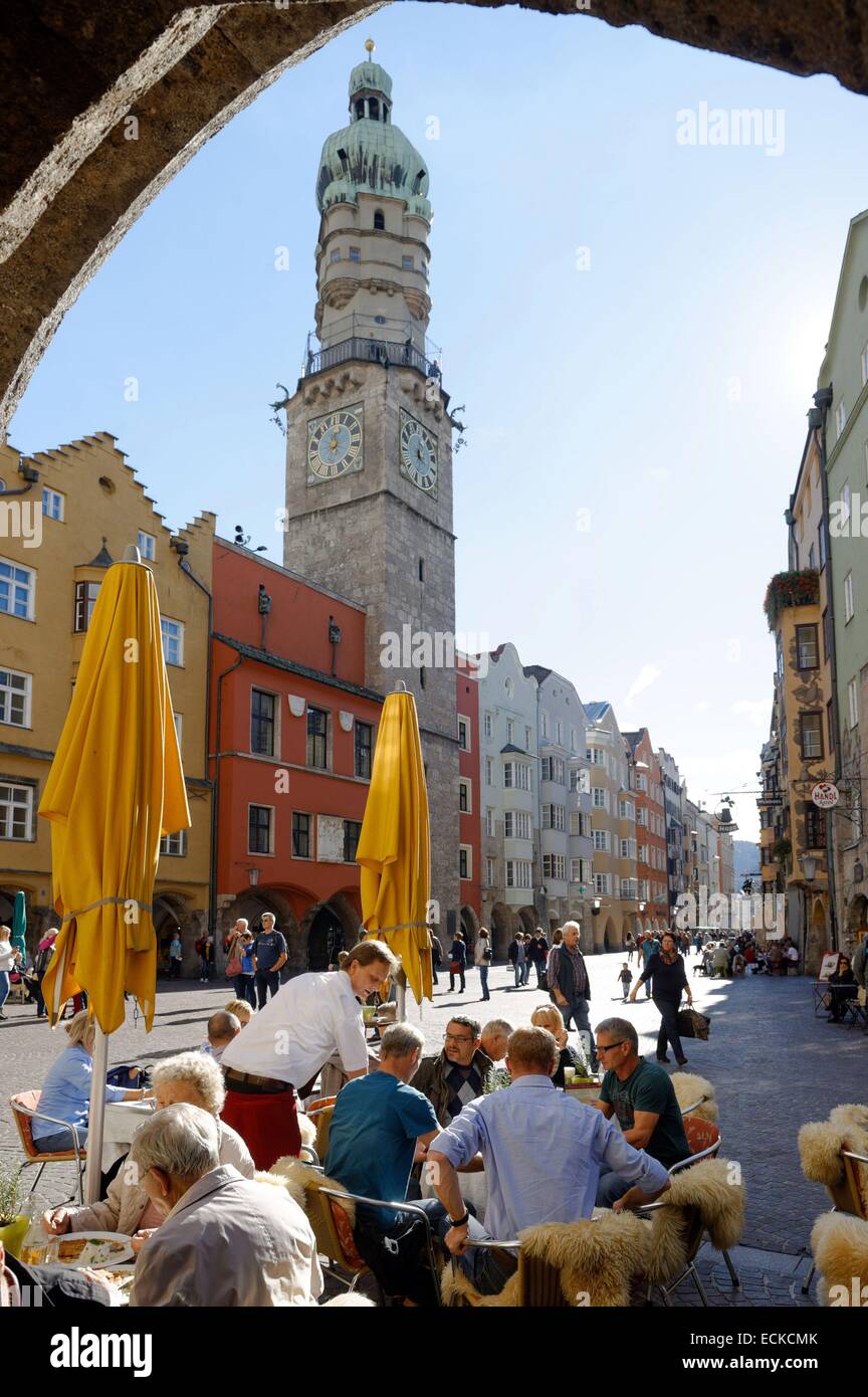 Österreich, Tirol, Innsbruck, Herzog-Friedrich-Straße in der Altstadt, altes Rathaus (Rathaus) und dem Glockenturm mit Birne Stockfoto