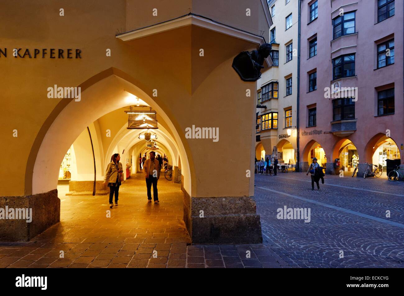 Österreich, Tirol, Innsbruck, Herzog-Friedrich-Straße in der Altstadt Stockfoto