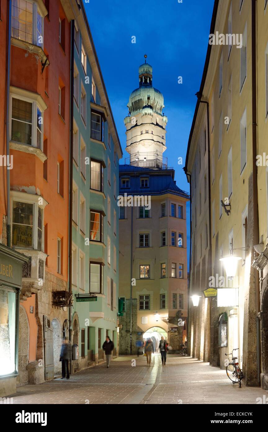 Österreich, Tirol, Innsbruck, Herzog-Friedrich-Straße in der Altstadt, altes Rathaus (Rathaus) und dem Glockenturm mit Birne Stockfoto