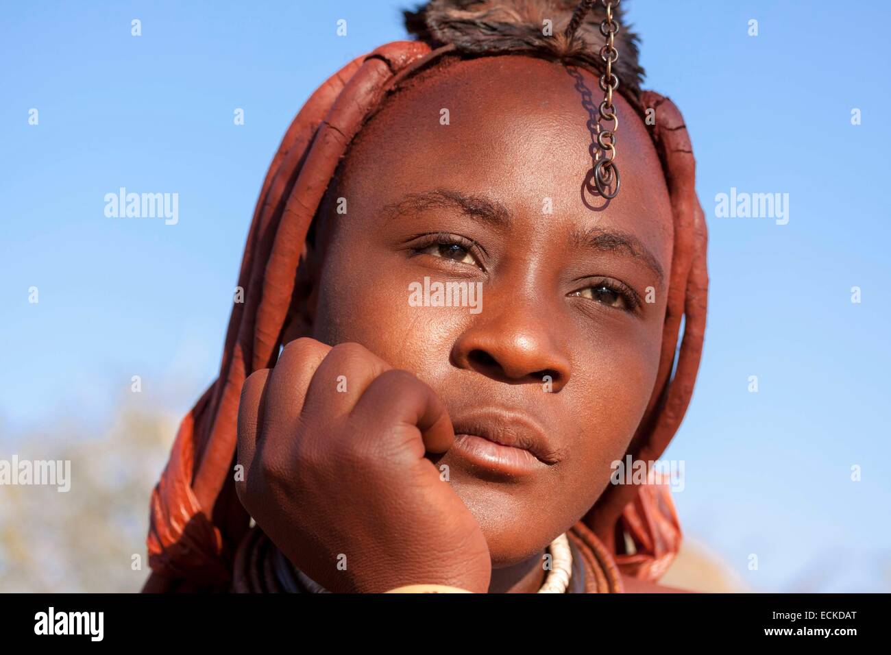 Namibia, Kunene Region, Kaokoland, Himba-Dorf in der Nähe von Kamanjab, junge Himba-Frau Stockfoto