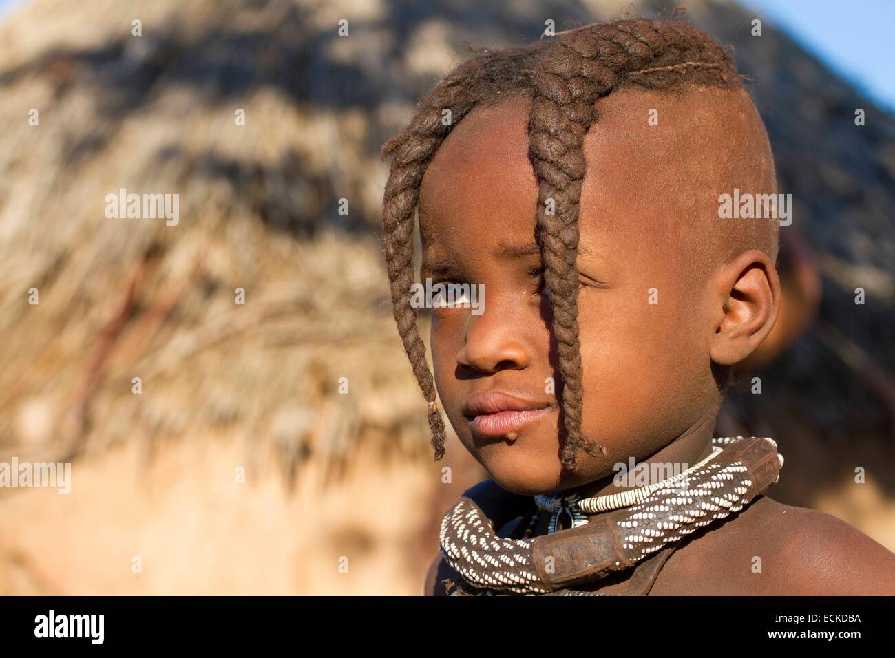 Namibia, Kunene Region, Kaokoland, Himba-Dorf in der Nähe von Opuwo, Himba-Mädchen Stockfoto