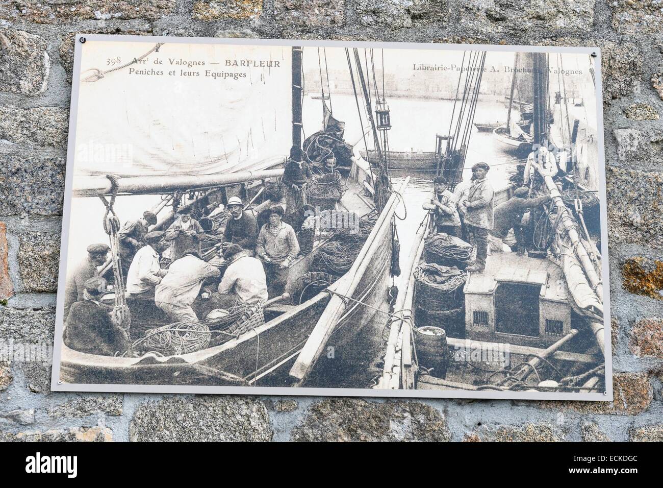 Manche, Cotentin, Frankreich, Barfleur, mit der Bezeichnung Les Plus Beaux Dörfer de France (The Most Beautiful Dörfer Frankreichs), Archivierung Fotos entlang des Hafens Stockfoto