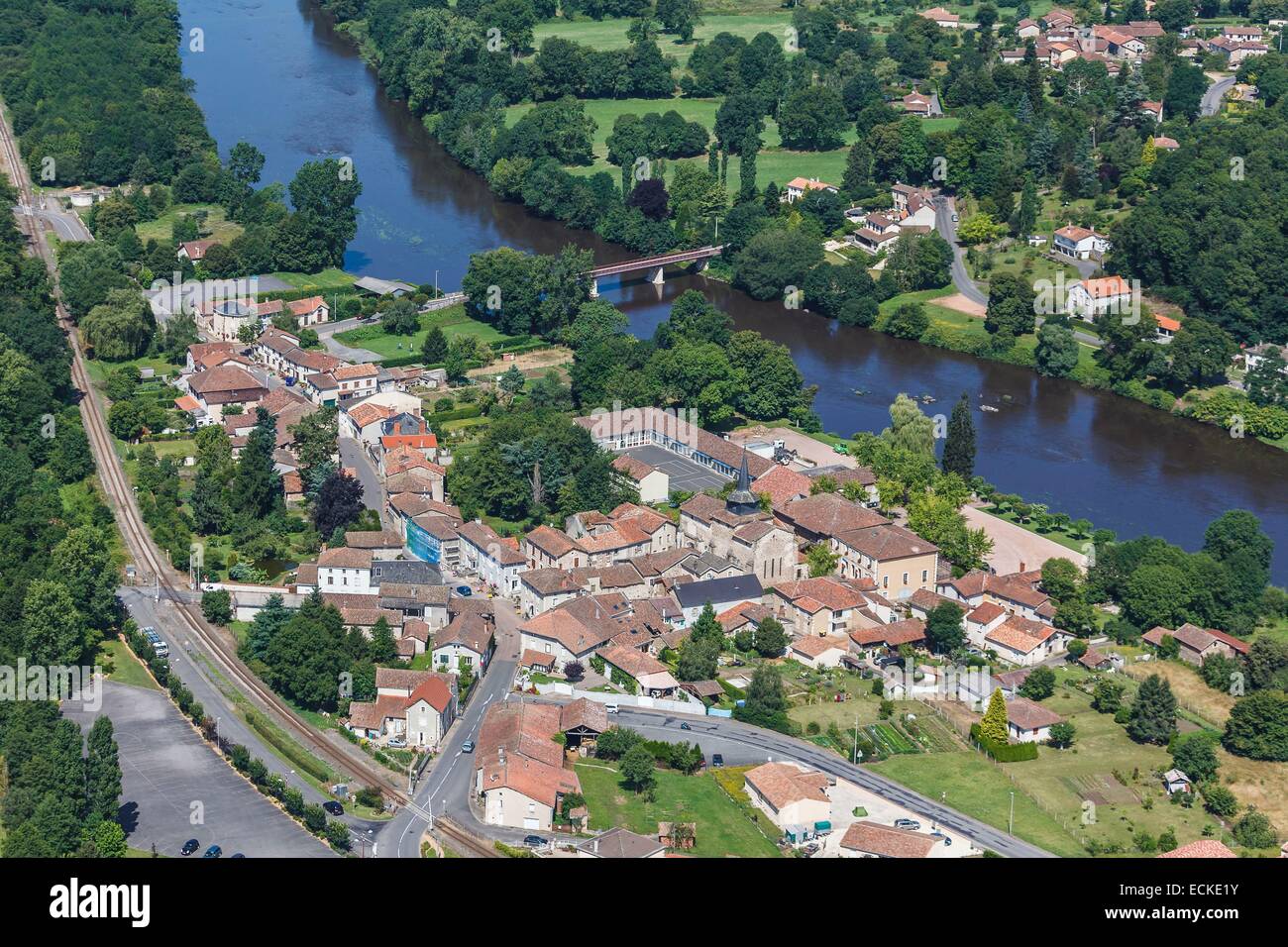 Frankreich, Charente, Exideuil, das Dorf am Fluss la Vienne (Luftbild) Stockfoto