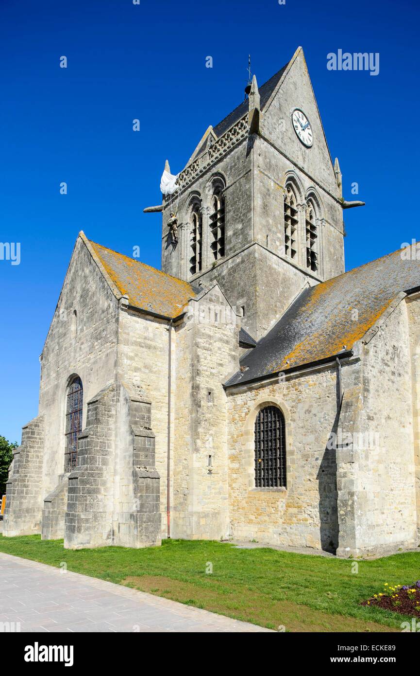 Frankreich, Manche, Cotentin, Sainte-Mere-Eglise, eine der ersten Städte in Frankreich veröffentlicht 6. Juni 1944 während der Schlacht um die Normandie, Dummy von dem amerikanischen Fallschirmspringer John Steele (1912 1969), blieb an der Glocke Turm von Notre-Dame de l'Assomptio Stockfoto