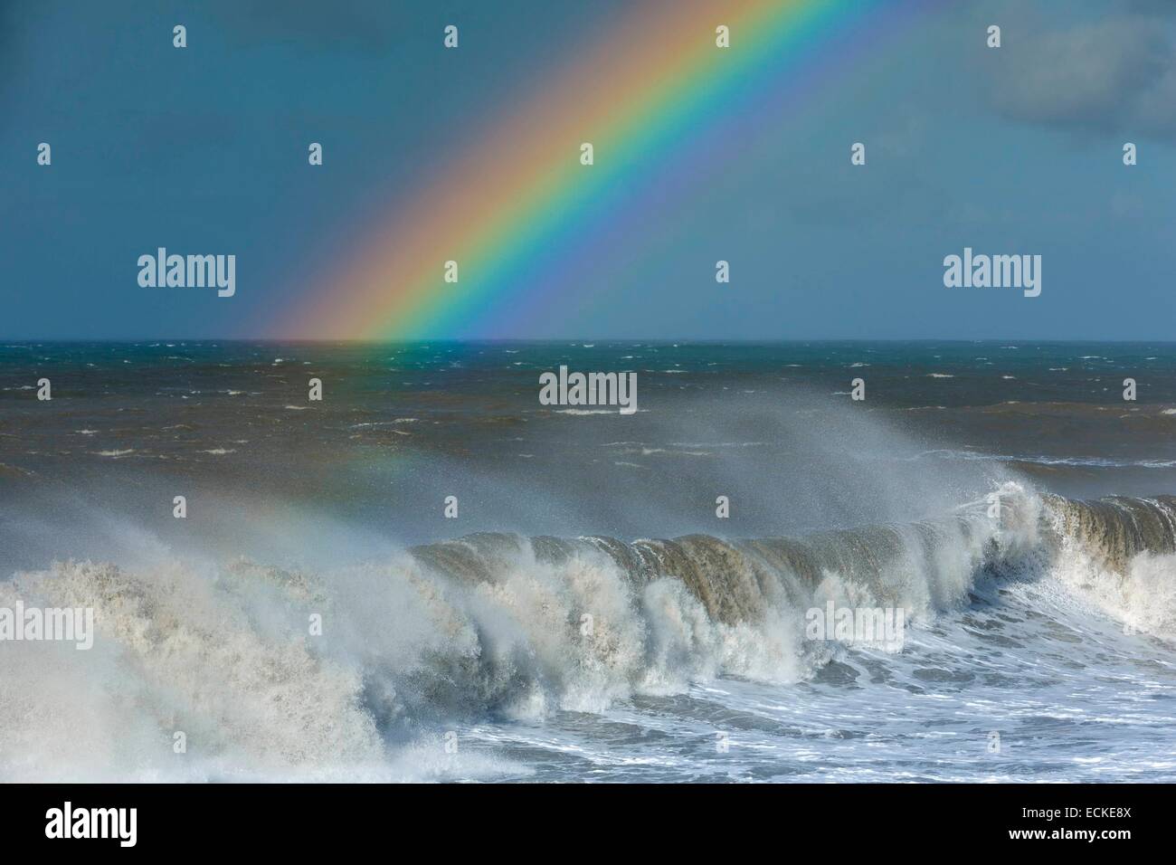 Frankreich, La Réunion (französische Übersee-Departement), Seestück Blick auf einem Regenbogen Himmel und hohen Wellen nach dem Durchzug eines tropischen Wirbelsturms Stockfoto