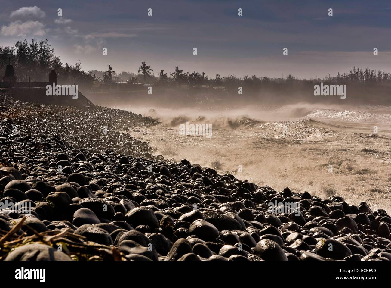 Frankreich, La Réunion (französische Übersee-Departement), Seelandschaft, starke Wellen kommen, um Romprent auf einem Kiesstrand nach dem Durchzug eines tropischen Wirbelsturms Stockfoto