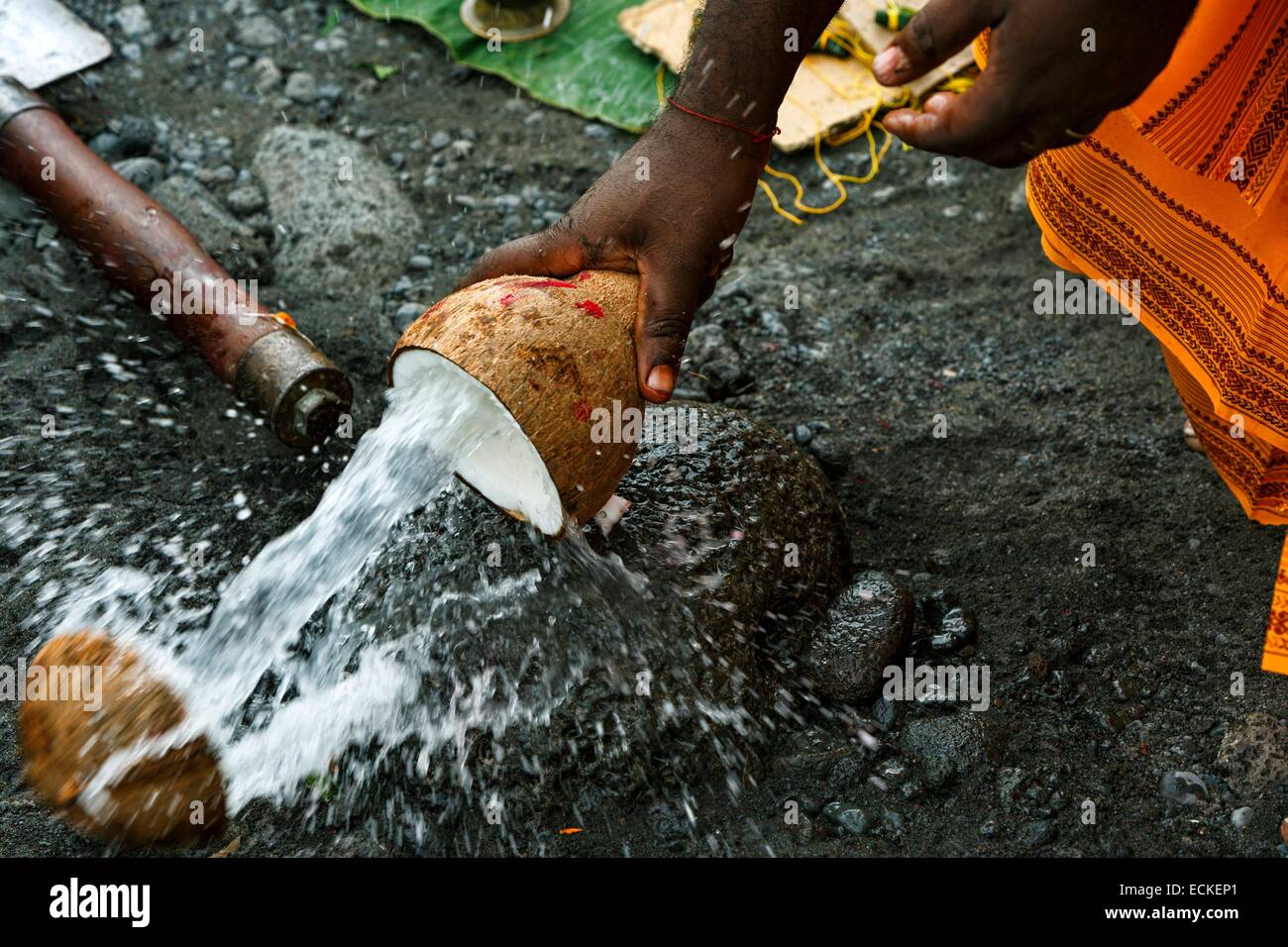 Frankreich, La Réunion (französische Übersee-Departement), Saint-Pierre, Bois Don, Saint Etienne Fluss, Kulturen und Traditionen, Szene eines Rituals Tamil im freien Zeremonie Stockfoto