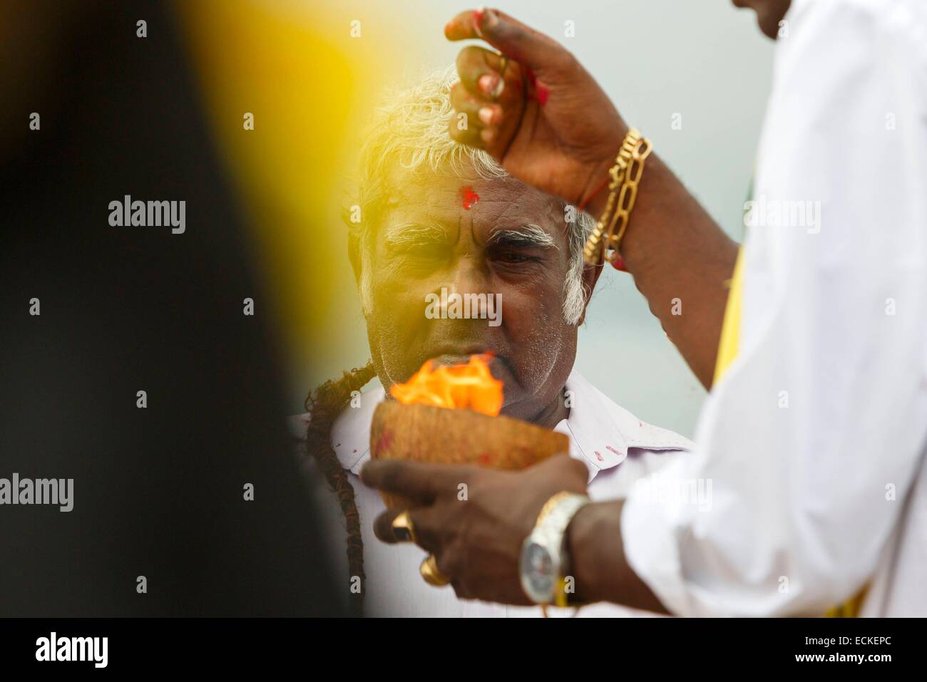 Frankreich, La Réunion (französische Übersee-Departement), Saint-Pierre, Bois Don, Saint Etienne Fluss, Kulturen und Traditionen, Szene eines Rituals Tamil im freien Zeremonie Stockfoto