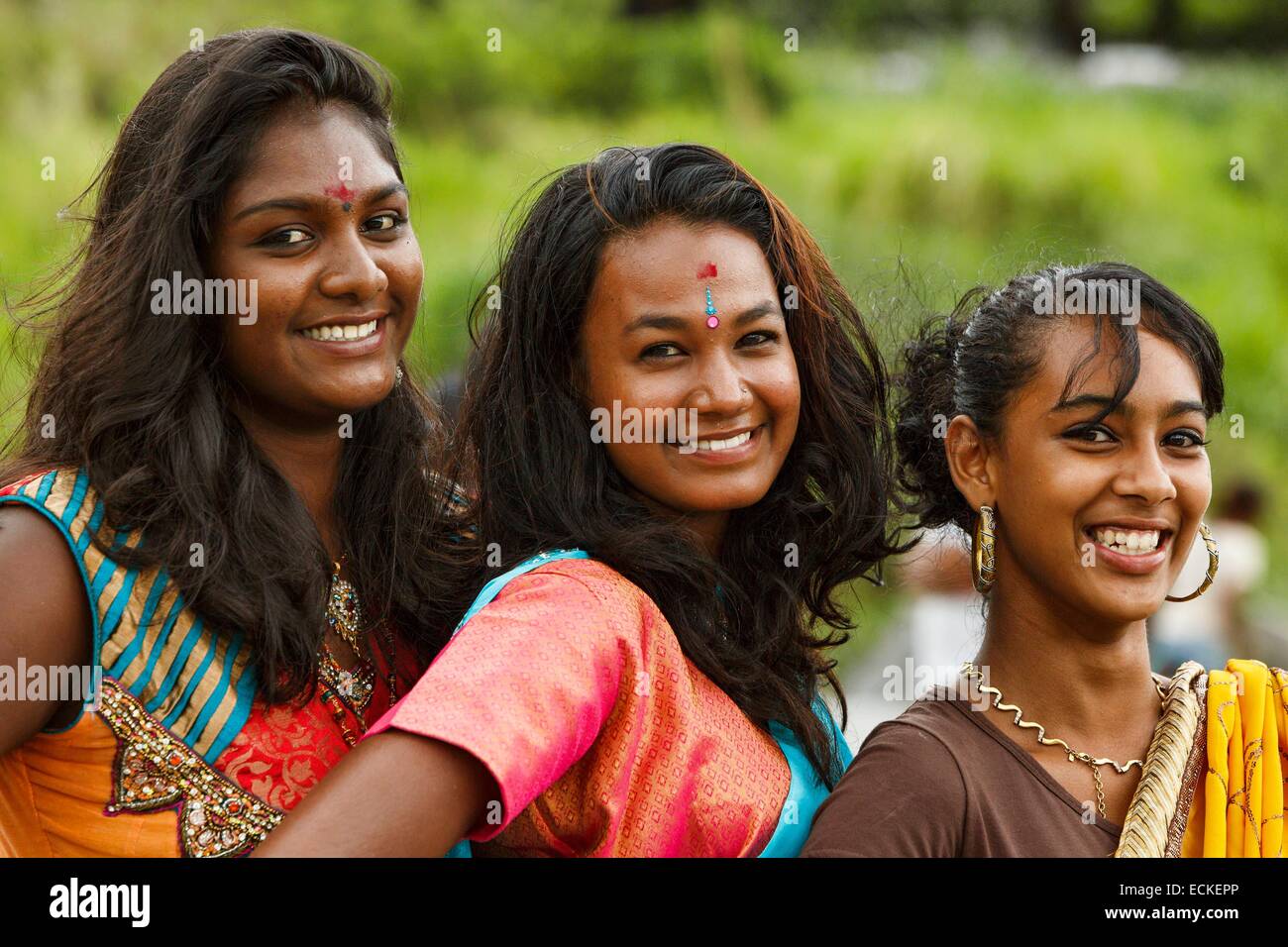 Frankreich, La Réunion (französische Übersee-Departement), Saint-Pierre, Bois Don, Saint Etienne Fluss, Kulturen und Traditionen, Porträt von drei jungen Mädchen in einer Outdoor-Tamil-Zeremonie Stockfoto