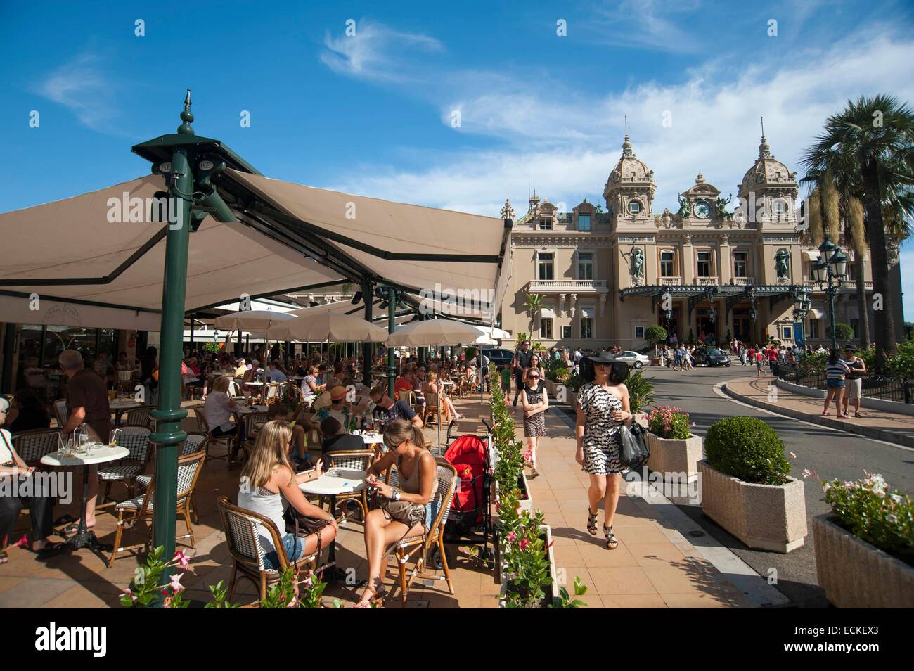 Fürstentum Monaco, Monaco, Montecarlo, Place du Casino, Leute sitzen im Cafe de Paris mit Casino im Hintergrund Stockfoto