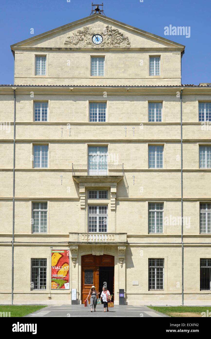 Frankreich, Herault, Montpellier, Musée Fabre, paar Frauen auf einen Weg gehen aus einem Gebäude Stockfoto