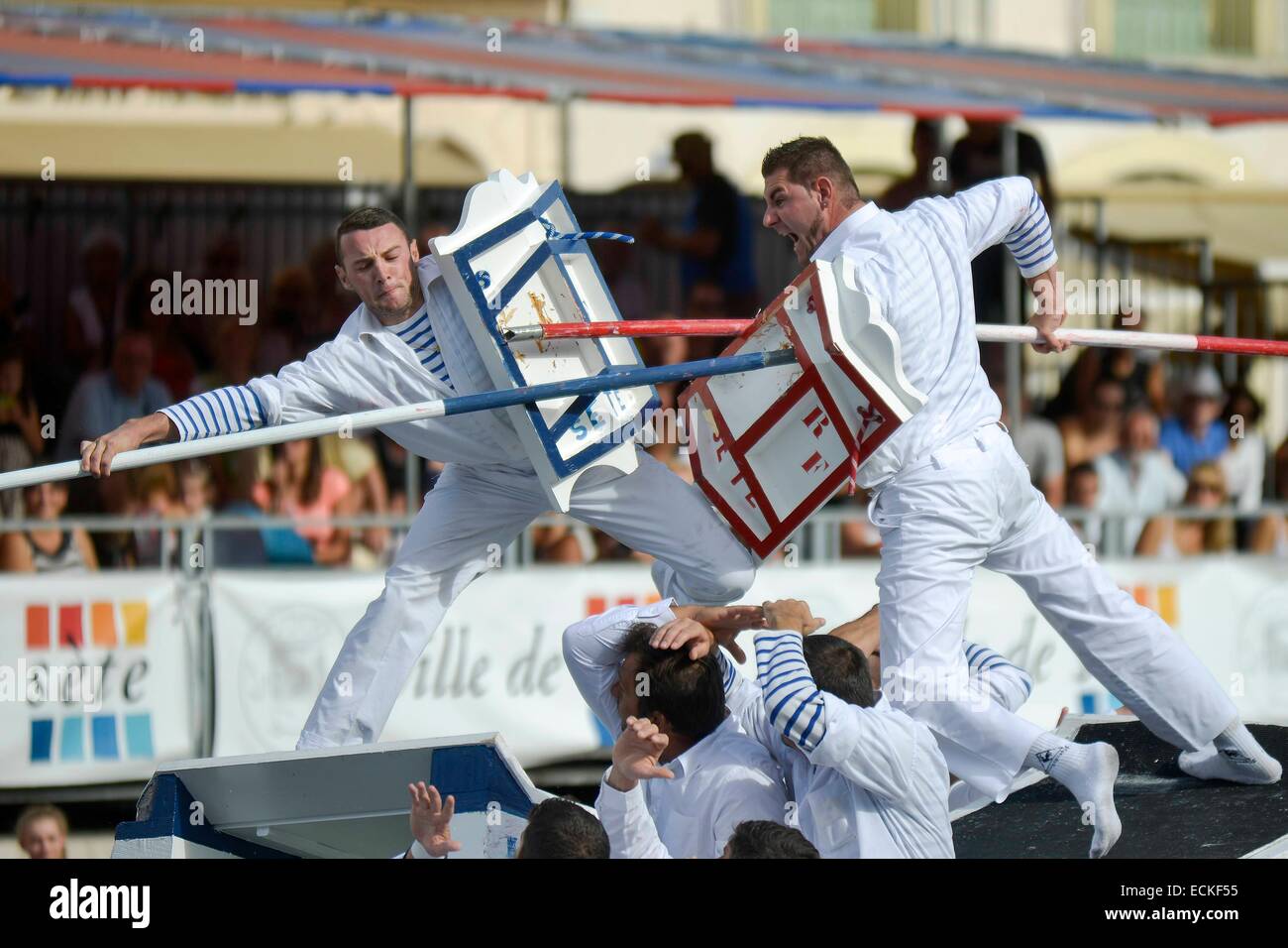 Frankreich, Herault, Sete, Festival von Saint Louis, jouteurs auf die Tintaine mit ihren Lanzen bewaffnet und durch ihre Schilde geschützt Stockfoto