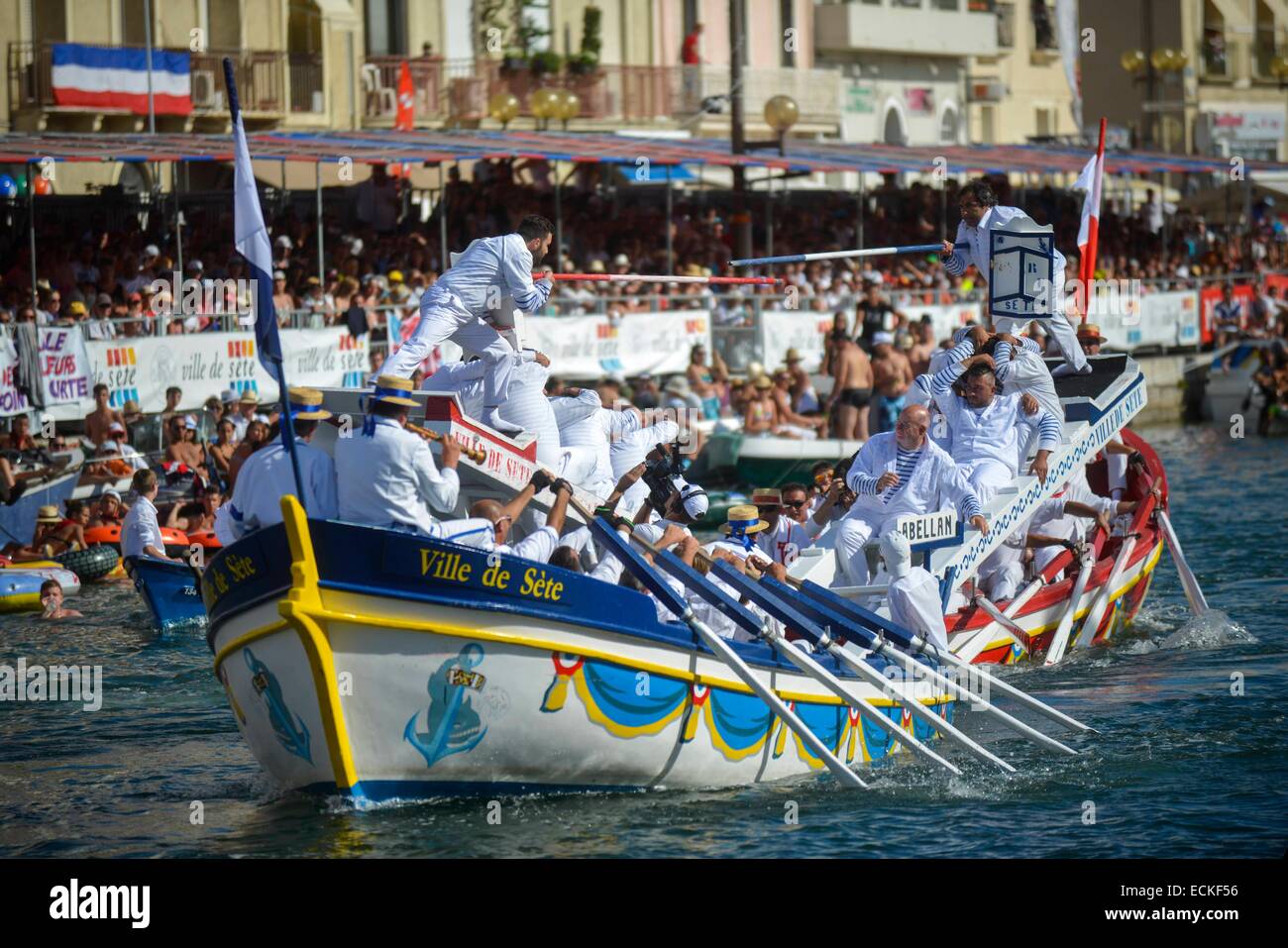 Frankreich, Herault, Sete, Festival von Saint Louis, jouteurs auf die Tintaine an Bord der traditionellen Boote mit Unmengen mit ihren Lanzen bewaffnet und durch ihre Schilde geschützt Stockfoto