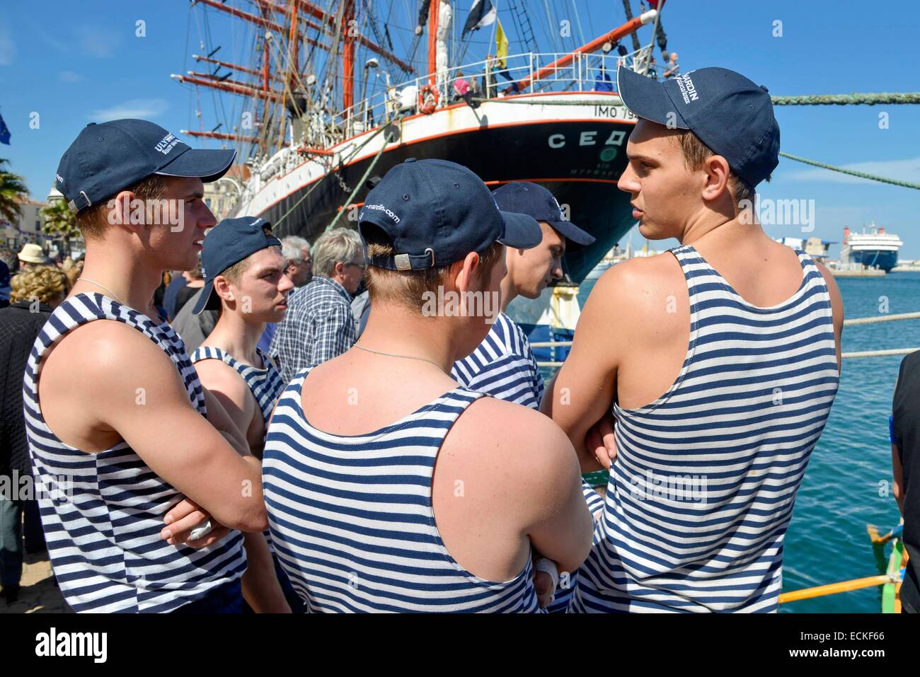 Frankreich, Herault, Sete, Junioren der russischen Marine in Unterhemden mit Streifen Stockfoto