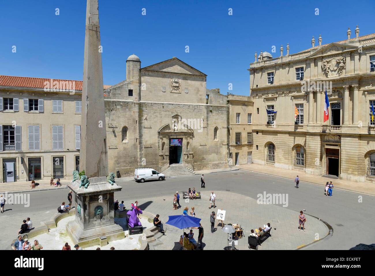 Bouches du Rhone, Arles, Frankreich, Platz der Republik, geht und kommt